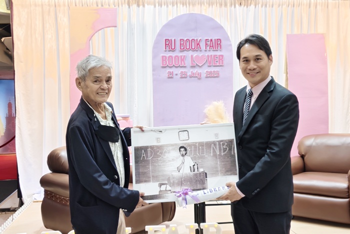 ภาพผู้อำนวยการสำนักหอสมุดกลาง มอบของที่ระลึกแด่รองศาสตราจารย์สุขุม นวลสกุล