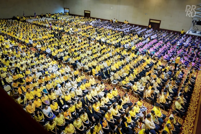 ภาพมุมสูง คณะผู้บริหาร บุคลากร นักศึกษา และนักเรียนโรงเรียนสาธิตมหาวิทยาลัยรามคำแหง ร่วมใจกันร้องเพลงชาติไทย ส่งกำลังใจถึงชายแดน