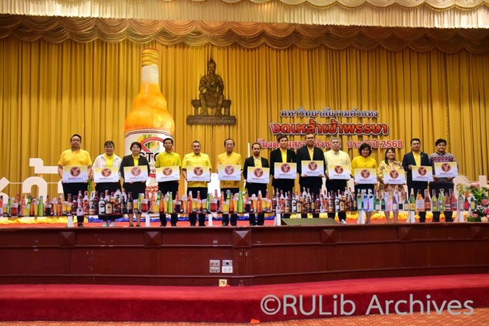 ภาพการมอบสื่อประชาสัมพันธ์ให้แก่หน่วยงานต่าง ๆ เพื่อนำไปเผยแพร่และรณรงค์ให้ตระหนักถึงพิษภัยร้ายและผลกระทบจากการบริโภคเครื่องดื่มแอลกอฮอล์ ภาพการมอบสื่อประชาสัมพันธ์ให้แก่หน่วยงานต่าง ๆ เพื่อนำไปเผยแพร่และรณรงค์ให้ตระหนักถึงพิษภัยร้ายและผลกระทบจากการบริโภคเครื่องดื่มแอลกอฮอล์