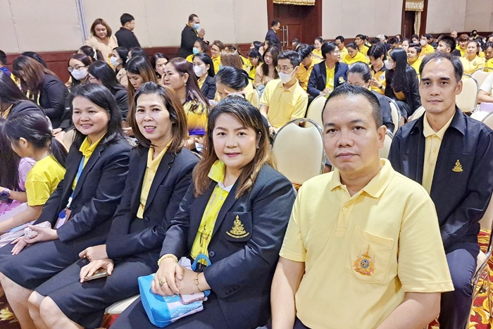 ภาพตัวแทนบุคลากรสำนักหอสมุดกลางร่วมพิธีถวายพระพรชัยมงคลพระบาทสมเด็จพระเจ้าอยู่หัว และพิธีถวายสัตย์ปฏิญาณฯ ภาพตัวแทนบุคลากรสำนักหอสมุดกลางร่วมพิธีถวายพระพรชัยมงคลพระบาทสมเด็จพระเจ้าอยู่หัว และพิธีถวายสัตย์ปฏิญาณฯ