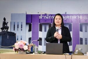 ภาพอาจารย์ อาจารย์พิมพ์ชนก โพธิปัสสา รองผู้อำนวยการฝ่ายวิชาการและวิจัย กล่าวแนะนำเกี่ยวกับกิจกรรมเชิงปฏิบัติการ (Workshop) ในช่วงบ่าย