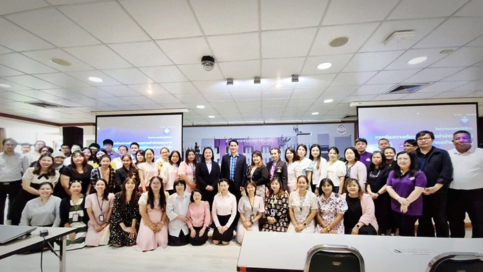 ภาพผู้เข้าร่วมโครงการฯ ถ่ายภาพร่วมกัน หลังจากพิธีเปิดโครงการ