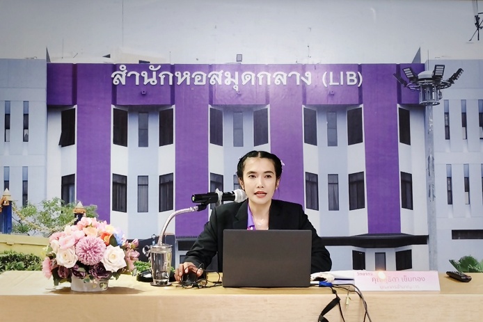 ภาพคุณสุธิดา เข็มทอง บุคลากรชำนาญการ จากกองการเจ้าหน้าที่ สำนักงานอธิการบดี เป็นวิทยากร