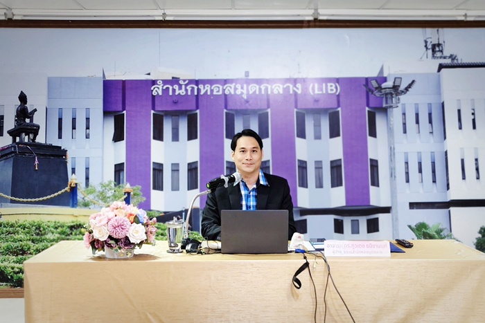 ภาพอาจารย์ ดร.ภูวเดช ธนิชานนท์ ผู้อำนวยการสำนักหอสมุดกลาง เป็นประธานในพิธีเปิดโครงการ