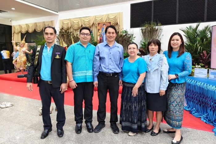 ภาพผู้อำนวยการสำนักหอสมุดกลาง (กลาง) และบุคลากรสำนักหอสมุดกลางบางส่วน ถ่ายภาพร่วมกันหลังเสร็จสิ้นพิธีฯ