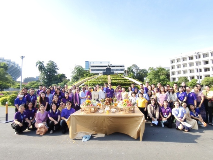ภาพคณะผู้บริหารและบุคลากรสำนักหอสมุดกลาง ถ่ายภาพร่วมกันหลังเสร็จสิ้นพิธีบวงสรวงพ่อขุนรามคำแหงมหาราช