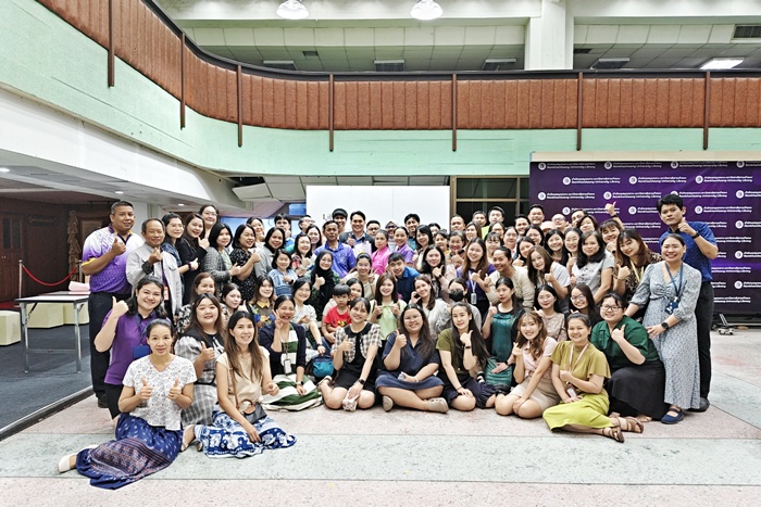 ภาพผู้เกษียณอายุราชการ ผู้บริหาร และบุคลากรสำนักหอสมุดกลางถ่ายภาพร่วมกัน หลังเสร็จสิ้นพิธีฯ ภาพผู้เกษียณอายุราชการ ผู้บริหาร และบุคลากรสำนักหอสมุดกลางถ่ายภาพร่วมกัน หลังเสร็จสิ้นพิธีฯ