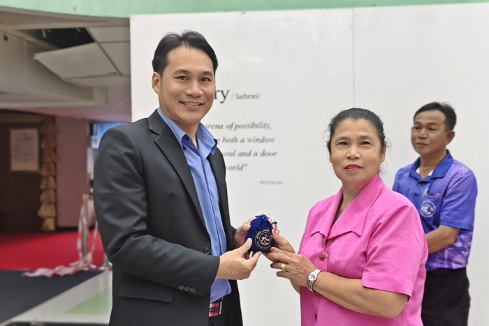 ภาพผู้อำนวยการสำนักหอสมุดกลาง มอบของขวัญแด่คุณเบ็ญจา เกษศรี