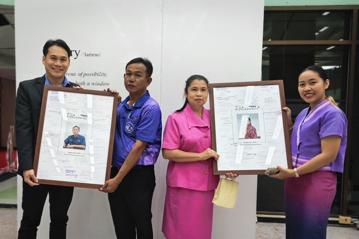 ภาพผู้อำนวยการสำนักหอสมุดกลาง และรองผู้อำนวยการฝ่ายบริหาร มอบของขวัญแด่ผู้เกษียณอายุราชการ
