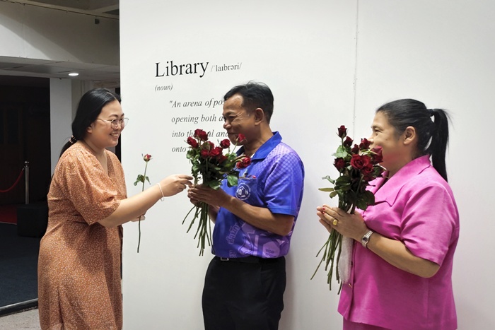 ภาพบรรยากาศบุคลากรสำนักหอสมุดกลาง มอบดอกไม้แทนใจแด่ผู้เกษียณอายุราชการ