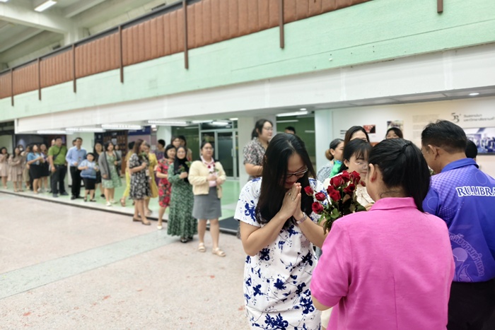 ภาพบรรยากาศบุคลากรสำนักหอสมุดกลาง มอบดอกไม้แทนใจแด่ผู้เกษียณอายุราชการ