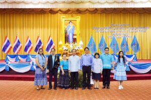ภาพประะธานในพิธี (กลาง) ผู้อำนวยการสำนักหอสมุดกลาง และบุคลากรสำนักหอสมุดกลางบางส่วน ถ่ายภาพร่วมกันหลังเสร็จสิ้นพิธีฯ