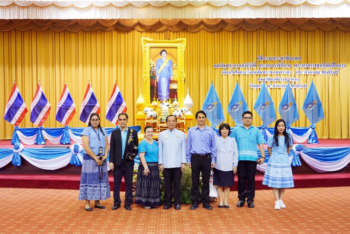 ภาพประะธานในพิธี (กลาง) ผู้อำนวยการสำนักหอสมุดกลาง และบุคลากรสำนักหอสมุดกลางบางส่วน ถ่ายภาพร่วมกันหลังเสร็จสิ้นพิธีฯ