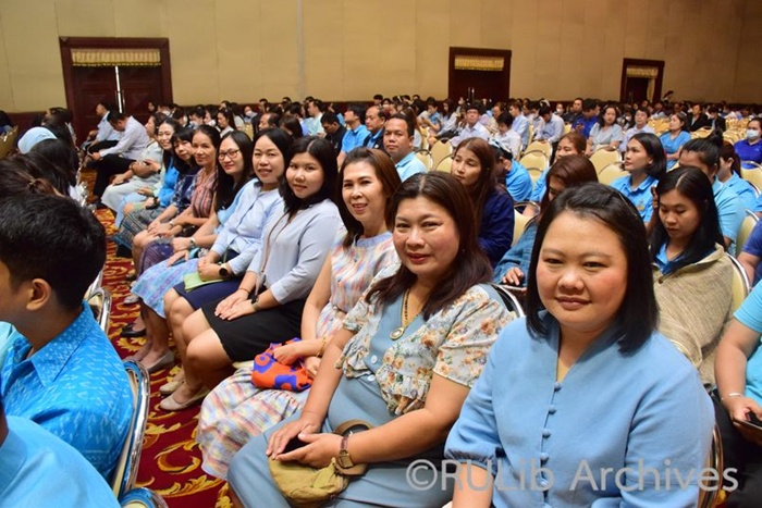 ภาพอาจารย์พิมพ์ชนก โพธิปัสสา รองผู้อำนวยการฝ่ายวิชาการและวิจัย (ท่านแรกขวา) ร่วมกับบุคลากรสำนักหอสมุดกลาง เข้าร่วมพิธีฯ