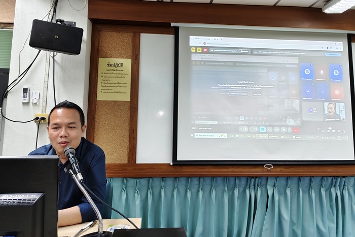 ภาพคุณวัชระ ณรงค์ฤทธิเดช บรรยายแบบออนไซต์ ณ ห้องฝึกอบรม ชั้น 1 อาคาร 1 สำนักหอสมุดกลาง และถ่ายทอดสดแบบออนไลน์ผ่านโปรแกรม Google Meet