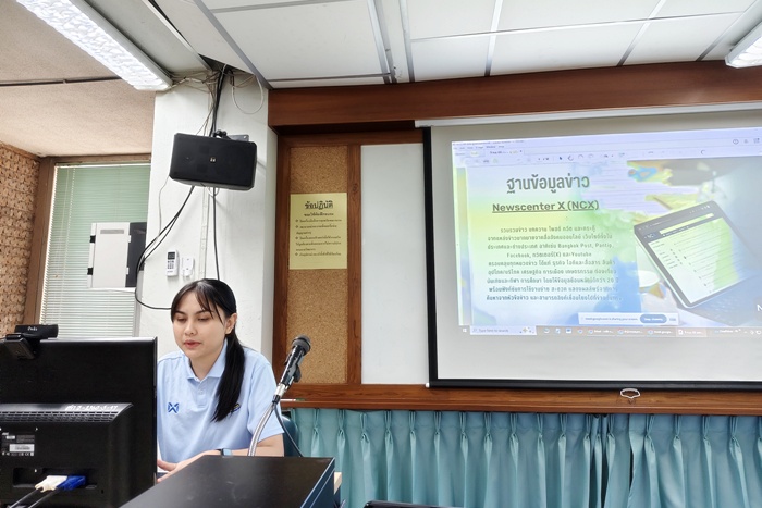 ภาพคุณพลาสลักษณ์ นามเทพ บรรยายแบบออนไซต์และออนไลน์ ณ ห้องฝึกอบรมชั้น 1 อาคาร 1 สำนักหอสมุดกลาง