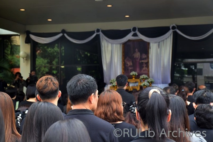 ภาพคณะผู้บริหาร คณาจารย์ บุคลากร และนักศึกษาร่วมยืนสงบนิ่งเป็นเวลา 93 วินาที