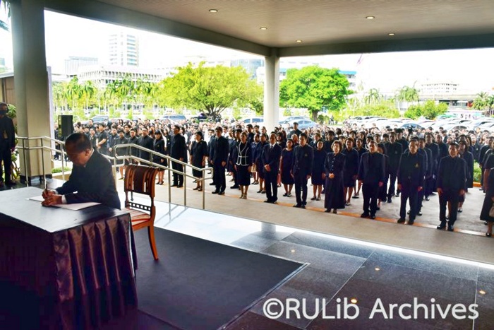 ภาพผู้ช่วยศาสตราจารย์วุฒิศักดิ์ ลาภเจริญทรัพย์ ประธานในพิธีลงนามถวายความอาลัย