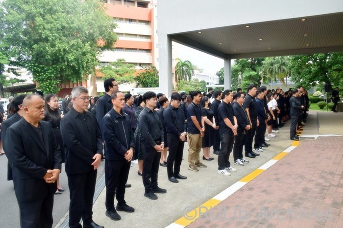 ภาพคณะผู้บริหาร คณาจารย์ บุคลากร และนักศึกษาร่วมยืนสงบนิ่งเป็นเวลา 93 วินาที