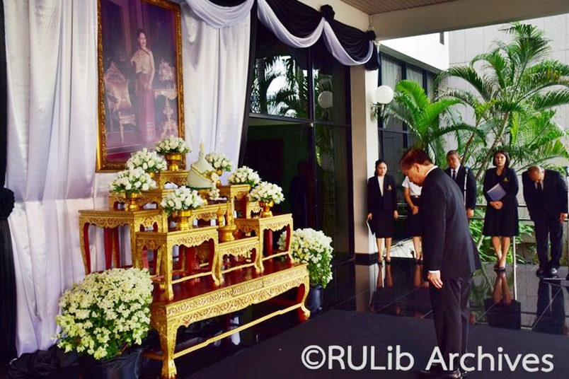 ภาพผู้ช่วยศาสตราจารย์วุฒิศักดิ์ ลาภเจริญทรัพย์ ประธานในพิธีถวายความอาลัย