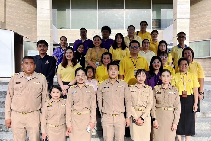 ภาพบุคลากรสำนักหอสมุดกลาง ร่วมพิธีเคารพธงชาติและร้องเพลงชาติไทย ถ่ายภาพร่วมกันก่อนกิจกรรมฯ หน้าสำนักหอสมุดกลาง
