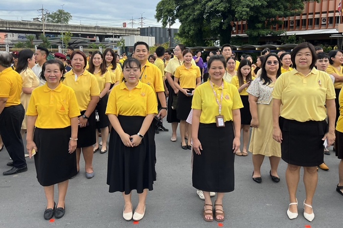 ภาพบุคลากรสำนักหอสมุดกลาง ร่วมกิจกรรมฯ เคารพธงชาติและร้องเพลงชาติไทย ณ บริเวณหน้าเสาธง มหาวิทยาลัยรามคำแหง