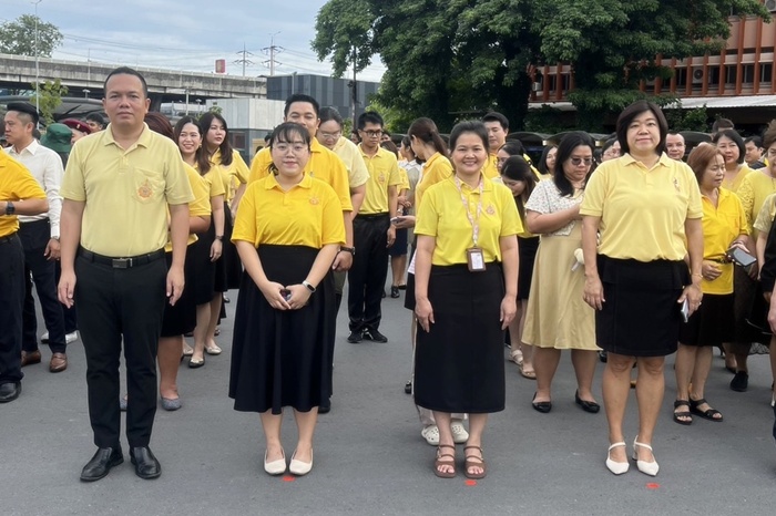 ภาพบุคลากรสำนักหอสมุดกลาง ร่วมกิจกรรมเคารพธงชาติและร้องเพลงชาติไทย ณ บริเวณหน้าเสาธง มหาวิทยาลัยรามคำแหง