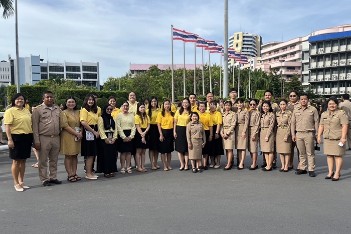 ภาพบุคลากรสำนักหอสมุดกลาง ร่วมกิจกรรมเคารพธงชาติและร้องเพลงชาติไทย ถ่ายภาพร่วมกันหลังเสร็จจบกิจกรรม ณ บริเวณหน้าเสาธง มหาวิทยาลัยรามคำแหง