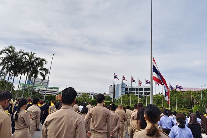 ภาพบุคลากรสำนักหอสมุดกลาง ร่วมกิจกรรมเคารพธงชาติและร้องเพลงชาติไทย ณ บริเวณหน้าเสาธง มหาวิทยาลัยรามคำแหง