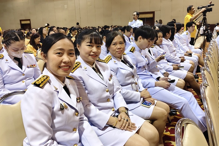 ภาพอาจารย์สมกมล รักวีรธรรม รองผู้อำนวยการฝ่ายบริหาร (ท่านแรกซ้าย) นำบุคลากรสำนักหสมุดกลาง เข้าร่วมกิจกรรมฯ
