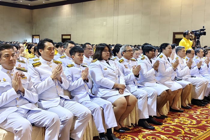 ภาพอาจารย์ ดร.ภูวเดช ธนิชานนท์ ผู้อำนวยการสำนักหอสมุดกลาง (ท่านที่สองจากซ้าย) นำบุคลากรสำนักหอสมุดกลาง เข้าร่วมกิจกรรมฯ