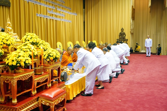 ภาพผู้ช่วยศาสตราจารย์วุฒิศักดิ์ ลาภเจริญทรัพย์ นำทำพิธีถวายเครื่องจตุปัจจัยไทยธรรมแด่พระสงฆ์ จำนวน 10 รูป