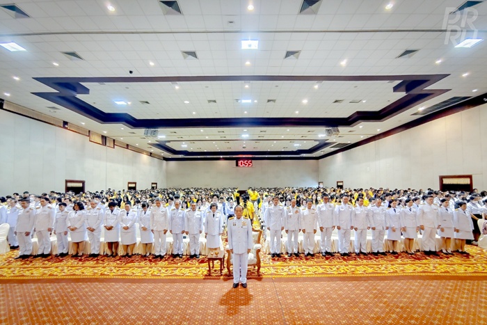 ภาพผู้ช่วยศาสตราจารย์วุฒิศักดิ์ ลาภเจริญทรัพย์ นำทำพิธีกล่าวน้อมรำลึกในพระมหากรุณาธิคุณฯ