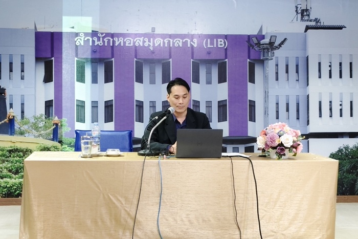 ภาพอาจารย์ ดร.ภูวเดช ธนิชานนท์ ผู้อำนวยการสำนักหอสมุดกลาง แถลงผลการดำเนินงานปีงบประมาณ 2567-2568 และแนวทางปฏิบัติราชการปีงบประมาณ 2569