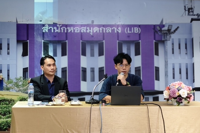 ภาพอาจารย์ ดร.ภูวเดช ธนิชานนท์ ผู้อำนวยการสำนักหอสมุดกลาง และสถาปนิกร่วมชี้แจงโครงการออกแบบปรับปรุงสถาปัตยกรรมภายในอาคารสำนักหอสมุดกลาง มหาวิทยาลัยรามคำแหง