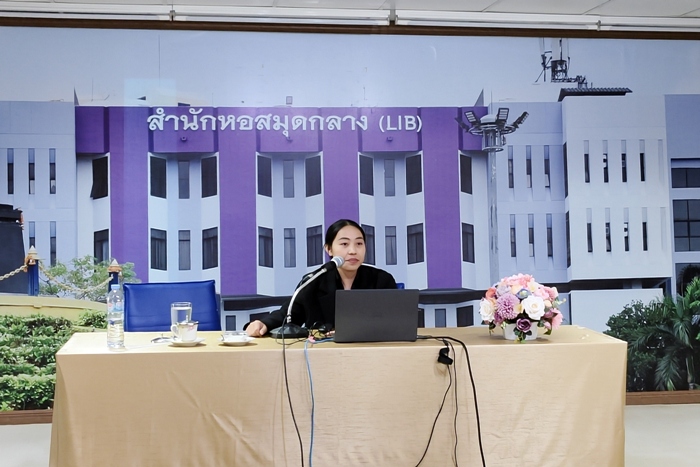 ภาพอาจารย์ ดร.สมกมล รักวีรธรรม รองผู้อำนวยการฝ่ายบริหาร นำเสนอผลการดำเนินงานของคณะกรรมการสวัสดิการสำนักหอสมุดกลาง