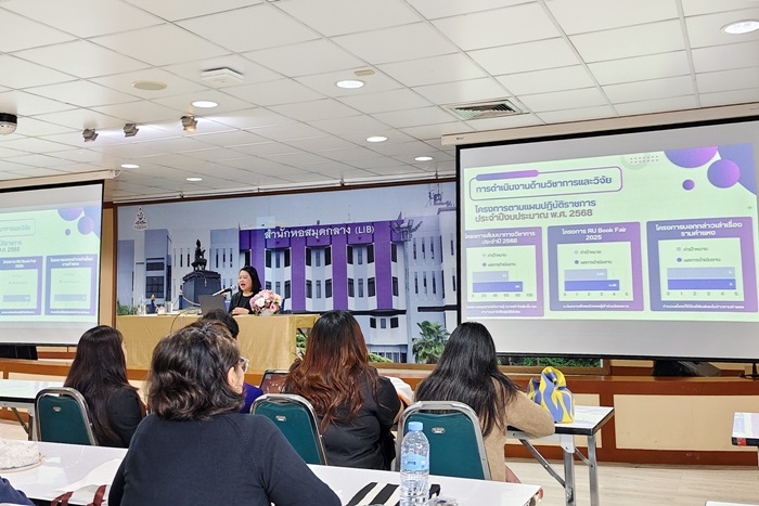 ภาพการนำเสนอผลการดำเนินงานของคณะกรรมการวิชาการและวิจัยสำนักหอสมุดกลาง ภายใต้การกำกับดูแลของรองผู้อำนวยการฝ่ายวิชาการและวิจัย