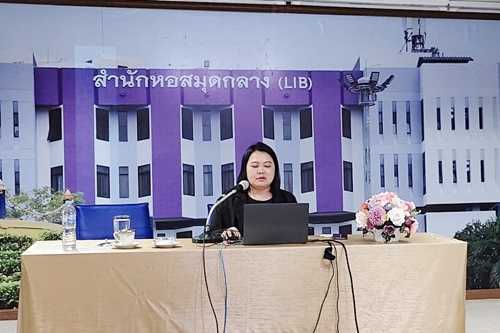 ภาพอาจารย์ พิมพ์ชนก โพธิปัสสา รองผู้อำนวยการฝ่ายวิชาการและวิจัย นำเสนอผลการดำเนินงานของคณะกรรมการวิชาการและวิจัย