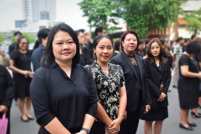 ภาพอาจารย์พิมพ์ชนก โพธิปัสสา (คนแรกซ้าย) อาจารย์ ดร.สมกมล รักวีรธรรม (คนที่สองจากซ้าย) ร่วมพิธีถวายความอาลัยฯ