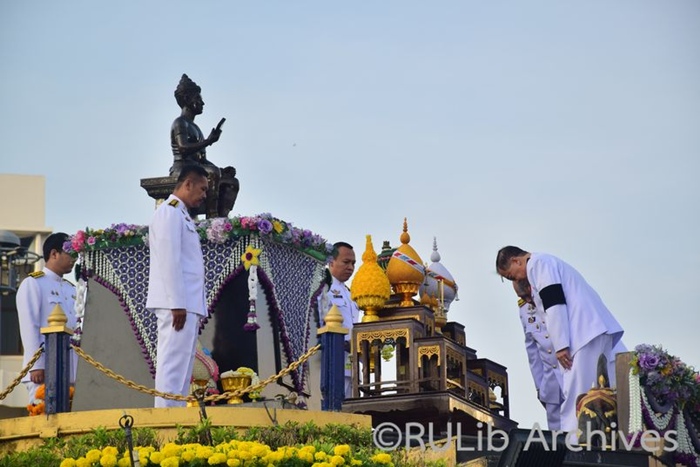 ภาพนายวีระพล ตั้งสุวรรณ นายกสภามหาวิทยาลัยรามคำแหง ประธานในพิธีฯ (คนขวาสุด) และผู้ช่วยศาสตราจารย์วุฒิศักดิ์ ลาภเจริญทรัพย์ (คนซ้ายสุด) ทำพิธีวางพานพุ่มถวายราชสักการะองค์พ่อขุนรามคำแหงมหาราช
