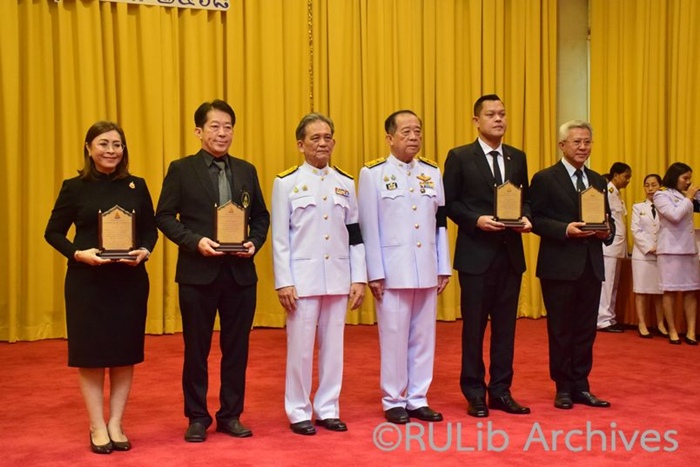 ภาพศิษย์เก่าดีเด่นถ่ายภาพร่วมกับผู้ช่วยศาสตราจารย์วุฒิศักดิ์ ลาภเจริญทรัพย์