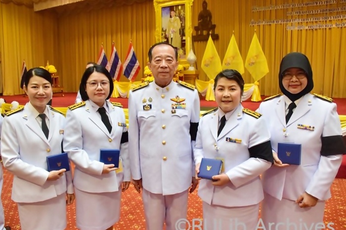 ภาพบุคลากรสำนักหอสมุดกลางผู้ได้รับเครื่องราชอิสริยาภรณ์ถ่ายภาพร่วมกับผู้ช่วยศาสตราจารย์วุฒิศักดิ์ ลาภเจริญทรัพย์