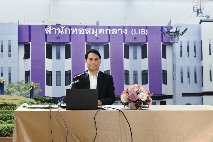 ภาพอาจารย์ ดร.ภูวเดช ธนิชานนท์ ผู้อำนวยการสำนักหอสมุดกลาง เป็นประธานในพิธีเปิดโครงการฯ