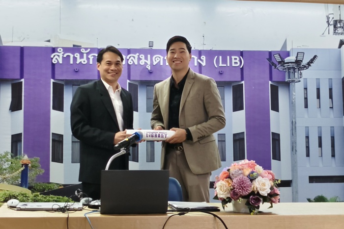 ภาพผู้อำนวยการสำนักหอสมุดกลาง มอบของที่ระลึกแก่วิทยากร ผู้ช่วยศาสตราจารย์ ดร.ภูริเดช พาหุยุทธ์