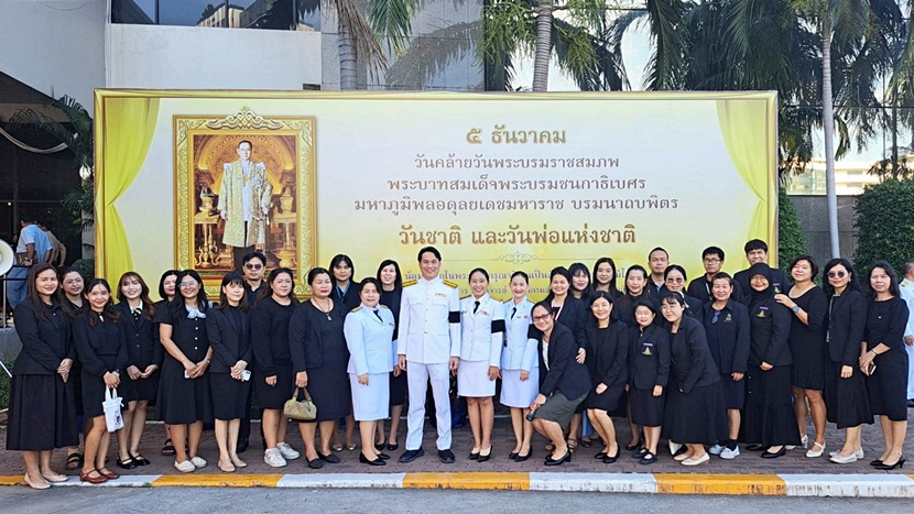 ภาพตัวแทนบุคลากรสำนักหอสมุดกลางและคณะผู้บริหาร ผู้เข้าร่วมโครงการวันคล้ายวันพระบรมราชสมภพฯ