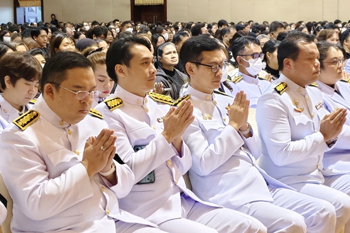 ภาพอาจารย์ ดร.ภูวเดช ธนิชานนท์ ผู้อำนวยการสำนักหอสมุดกลาง (คนที่ 2 จากซ้าย) นำบุคลากรสำนักหอสมุดกลางร่วมโครงการวันคล้ายวันพระบรมราชสมภพฯ