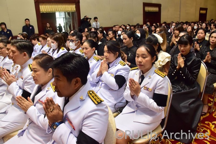ภาพอาจารย์ ดร.สมกมล รักวีรธรรม (คนแรกแถวที่ 2) รองผู้อำนวยการฝ่ายบริหาร นำบุคลากรสำนักหอสมุดกลางร่วมโครงการวันคล้ายวันพระบรมราชสมภพฯ