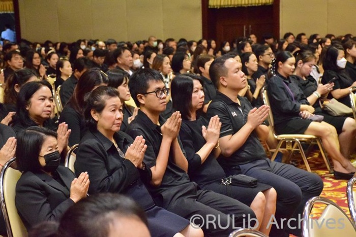 ภาพบุคลากรสำนักหอสมุดกลาง ร่วมร่วมโครงการวันคล้ายวันพระบรมราชสมภพฯ
