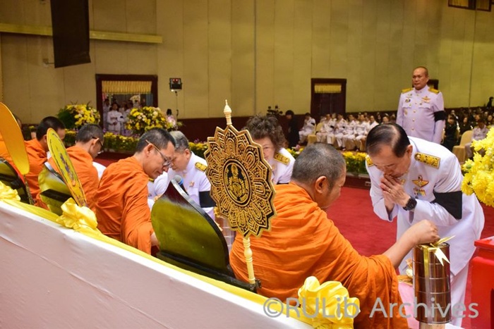 ภาพผู้ช่วยศาสตราจารย์วุฒิศักดิ์ ลาภเจริญทรัพย์ และผู้บริหารมหาวิทยาลัย ถวายเครื่องจตุปัจจัยไทยธรรมและถวายภัตตาหารแด่พระภิกษุสงฆ์