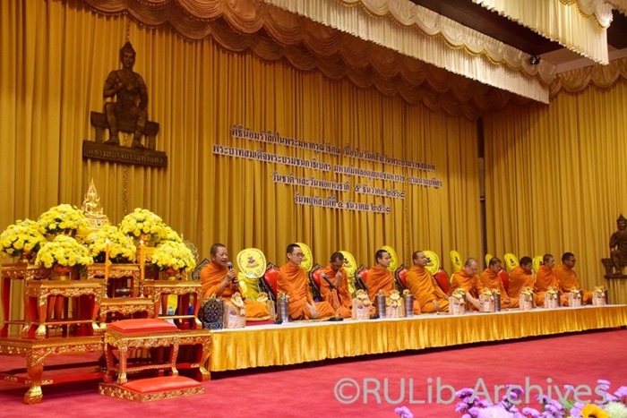 ภาพพระสงฆ์ จำนวน 10 รูป ร่วมทำพิธีสงฆ์ในโครงการวันคล้ายวันพระบรมราชสมภพของพระบาทสมเด็จพระบรมชนกาธิเบศรฯ